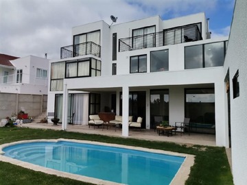 Casa en venta en Av laguna de Curauma, Valparaíso - 6 dormitorios, 5 baños