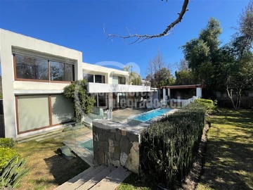Casa en venta en Av la Dehesa / Club Médico, Lo Barnechea - 6 dormitorios, 5 baños