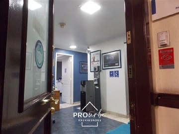 Oficina en venta en Compañía de Jesús con Amunategui, Santiago - 3 dormitorios, 2 baños