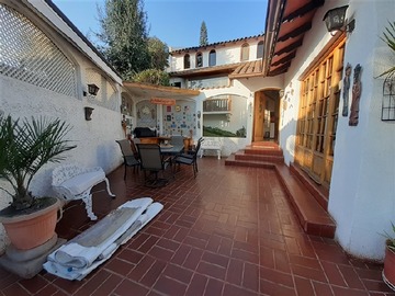 Casa en venta en Luis Matte Larrain, Las Condes - 4 dormitorios, 4 baños