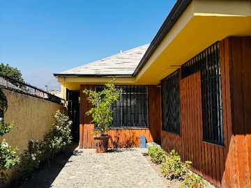 Casa en venta en Casa 5D/3B en Sitio de 330m a Pasos de Av las Condes y Mal - 6 dormitorios, 4 baños