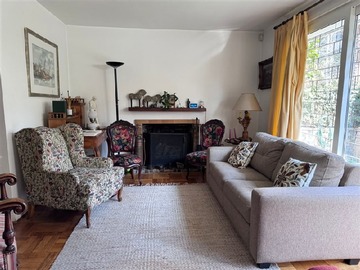 Casa en venta en Linda casa a pasos de los colegios Villa María y Verbo Divino, Las Condes - 5 dormitorios, 3 baños