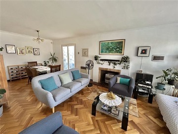 Casa en venta en En venta amplia casa de 6D - 4B en barrio residencial de Las Condes., Las Condes - 6 dormitorios, 4 baños