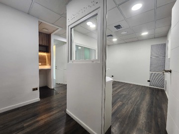 Oficina en venta en Espaciosa Oficina con Excelente Conectividad (173976), Las Condes - 1 baño