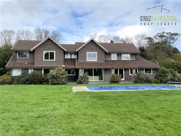 Casa en arriendo mensual en Parque Stocker km 2.5 camino a Ensenada, costado Santa Otilia, Puerto Varas - 4 dormitorios, 5 baños
