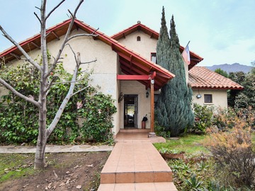Casa en venta en Alvaro Casanova, Peñalolén - 5 dormitorios, 4 baños