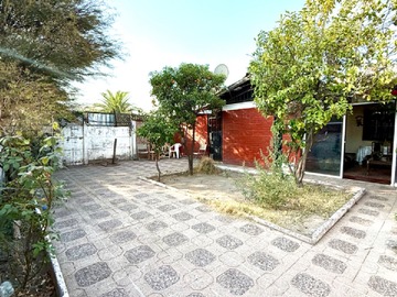 Casa en venta en Málaga 8104, La Florida, Región Metropolitana de Santiago 8240000, Chile, La Florida - 5 dormitorios, 2 baños