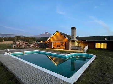 Casa en venta en Casa con Vista Al Lago y Volcan, Sector los Riscos Pucon - 3 dormitorios, 3 baños