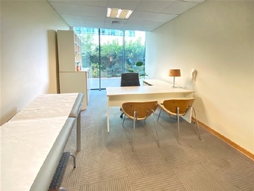 Oficina en arriendo mensual en Metro Alcántara, Las Condes - 1 dormitorio, 1 baño