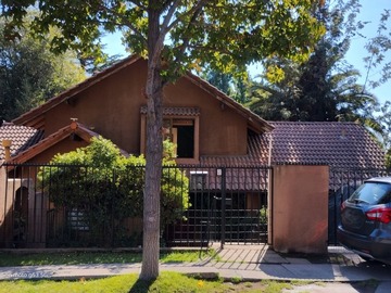 Casa en venta en Casa grande, Peñalolén - 5 dormitorios, 4 baños