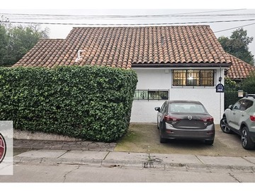 Casa en arriendo mensual en El Gabino con Avda La Dehesa, Lo Barnechea - 5 dormitorios, 4 baños
