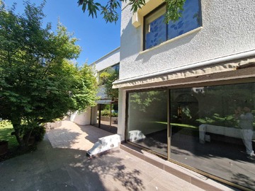 Casa en venta en Moderna Vivienda en Entorno Tranquilo (134520), Lo Barnechea - 6 dormitorios, 6 baños