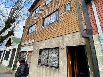 Casa en arriendo mensual en Amplia casa central de 3 pisos, giro comercial (177084), Chillán - 9 dormitorios, 4 baños