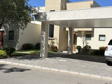 Casa en venta en Avda chicureo 13.000, Colina - 4 dormitorios, 4 baños