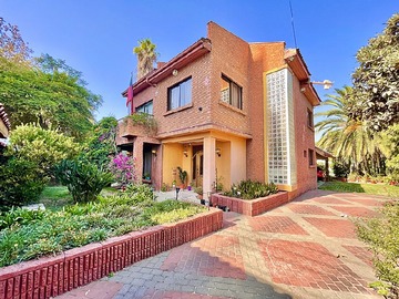 Casa en venta en Hermosa casa con gran patio y piscina, La Cisterna - 5 dormitorios, 5 baños