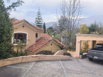 Casa en venta en Colina Vista Hermosa 1932, Las Condes, Región Metropolitana de Santiago 7550000, Chile, Las Condes - 5 dormitorios, 5 baños