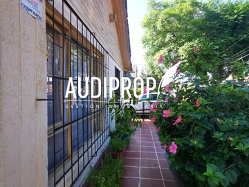 Casa en venta en En venta hermosa casa villa macul rebajada, Macul - 4 dormitorios, 3 baños