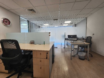 Oficina en venta en Amplia oficina en privilegiado sector (152886), Lo Barnechea - 1 baño