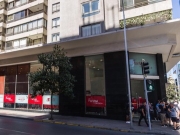 Local Comercial en arriendo mensual en Teatinos / Catedral / Metro Santa Ana, Santiago - 2 baños