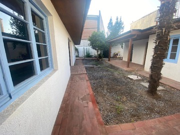 Casa en venta en Nicasio Retamales 216, Santiago - 5 dormitorios, 2 baños