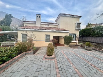 Casa en venta en Venta casa luminosa estilo toscana, Lo Barnechea - 6 dormitorios, 4 baños