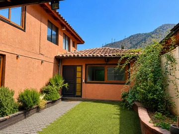 Casa en venta en Hermosa casa con amplia cocina y gran patio (168629), Huechuraba - 6 dormitorios, 4 baños
