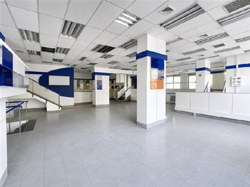 Local Comercial en arriendo mensual en Metro Santa Lucia, Santiago - 2 baños