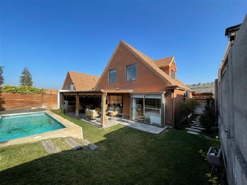 Casa en arriendo mensual en Camino El Huinganal, Lo Barnechea - 5 dormitorios, 3 baños