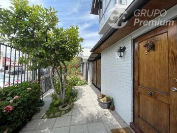 Casa en venta en entre Nonato Coo y Vicuña Mackenna, Puente Alto - 5 dormitorios, 2 baños