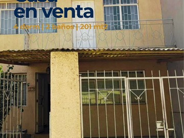 Casa en venta en Casa Dos Pisos con Amplio Patio - 4 dormitorios, 2 baños