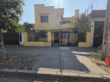 Casa en arriendo mensual en Av el salto/general roca, Recoleta - 7 dormitorios, 2 baños