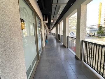 Local Comercial en arriendo mensual en Amplio Espacio Comercial con Gran Visibilidad (177077), La Florida - 1 baño