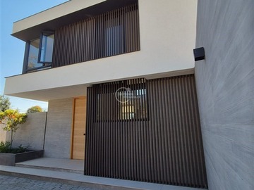 Casa en venta en Camino de las Flores, Las Condes - 4 dormitorios, 3 baños