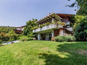Casa en venta en Club de Golf Lomas de La Dehesa, Lo Barnechea - 4 dormitorios, 5 baños