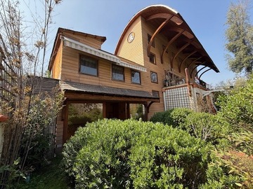 Casa en venta en Propiedad comercial con patente municipal vigente. Sánchez Fontecilla entre Pte Errázuriz y Martín de Zamora. Metro Tobalaba, Las Condes - 4 dormitorios, 4 baños