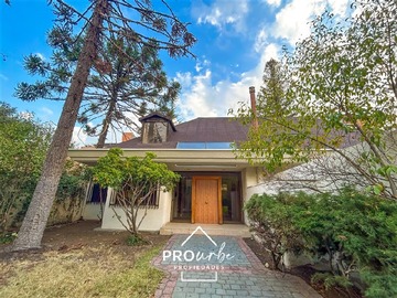 Casa en arriendo mensual en Avda. Las Condes - Fernández Concha, Las Condes - 6 dormitorios, 5 baños