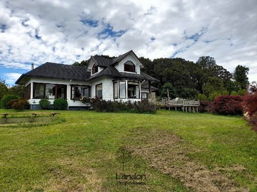 Casa en venta en Gran Parcela con Casa Amoblada, Vistas a Volcán y Lago - 4 dormitorios, 3 baños