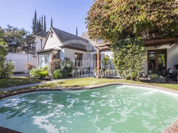 Casa en venta en Barrio el golf, Las Condes - 5 dormitorios, 4 baños