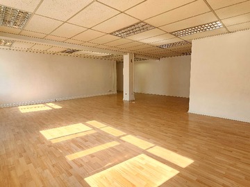 Oficina en arriendo mensual en A pasos del Metro! Planta Libre!! (178242), Santiago - 2 baños