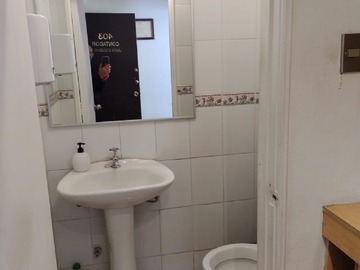 Oficina en venta en Oficina Centrica, Comoda, Cerca de Metros Sta Lucia y U. de Chile - 1 dormitorio, 1 baño
