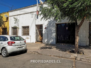 Casa en venta en Rogelio Ugarte / Av. Matta, Santiago - 6 dormitorios, 2 baños