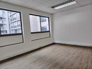 Oficina en venta en Oficina con estacionamiento en pleno centro (170469), Santiago - 1 baño