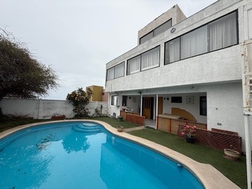 Casa en venta en Casa de 3 pisos, Sector Sur, Iquique - 5 dormitorios, 5 baños