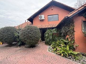 Casa en venta en Moderna Vivienda Cerca de Colegios (178685), Huechuraba - 5 dormitorios, 5 baños
