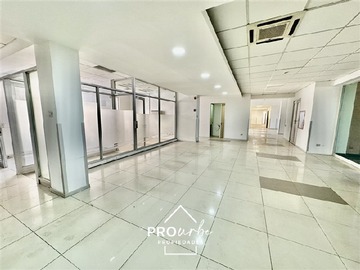 Oficina en arriendo mensual en huerfanos 700, Santiago - 33 dormitorios, 23 baños
