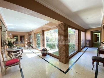 Casa en venta en San Francisco de Asis, Las Condes - 4 dormitorios, 4 baños