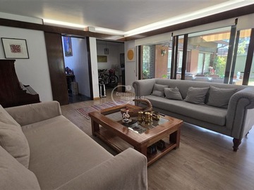 Casa en venta en Clinica Alemana / Pueblo del Inglés, Vitacura - 3 dormitorios, 4 baños