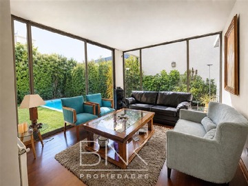 Casa en venta en Nicanor Plaza/Carlos Silva Vildósola, La Reina - 5 dormitorios, 4 baños