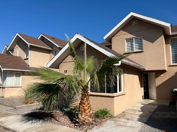 Casa en arriendo mensual en Condominio Los Alerces, Colina - 3 dormitorios, 3 baños
