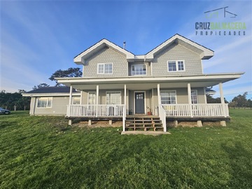 Casa en arriendo mensual en Camino Las Lomas con acceso privado a rio Negro, Puerto Varas - 5 dormitorios, 3 baños